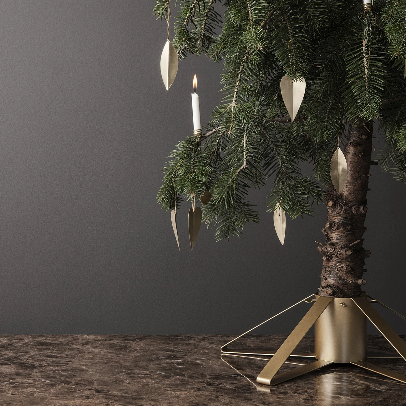Ferm LIVING Leaf Kerstboomdecoratie Messing 4 Ferm LIVING Leaf Kerstboomdecoratie Messing - Afbeelding 4