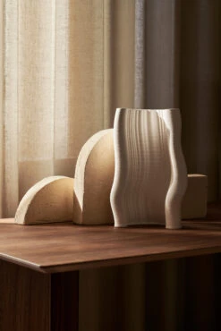 Ferm LIVING Moire Vaas 19x30 Cm -Ferm Living 570394 01 40 EnvironmentImage 2e29aaf71d scaled