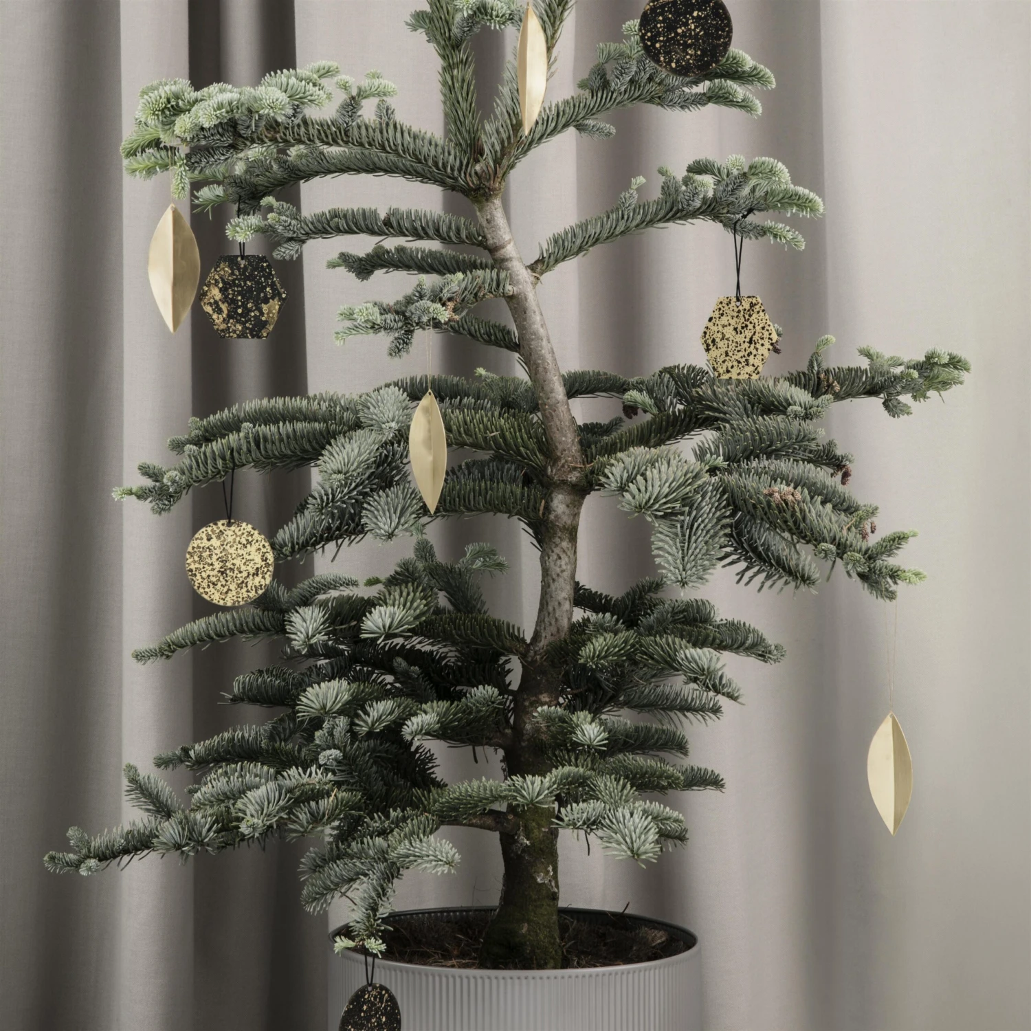 Ferm LIVING Leaf Kerstboomdecoratie Messing 2 Ferm LIVING Leaf Kerstboomdecoratie Messing - Afbeelding 2