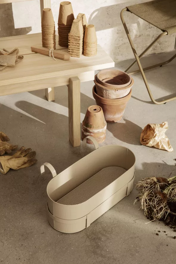 Ferm Living Bau Balcony Plantenbak Warm Grey 6 Ferm Living Bau Balcony Plantenbak Warm Grey - Afbeelding 6