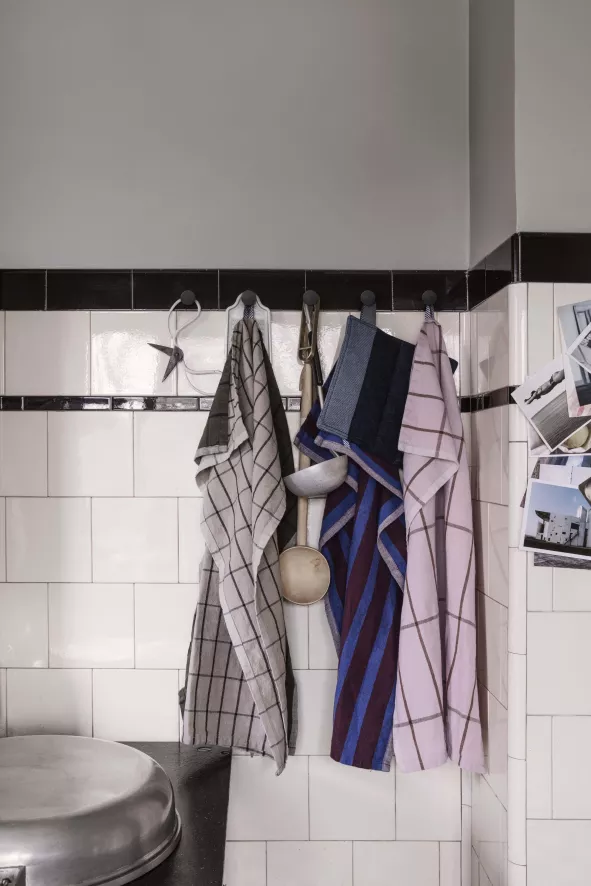 Ferm Living Hale Yarn-dyed Theedoek Faded Blue/Burgundy 13 Ferm Living Hale Yarn-dyed Theedoek Faded Blue/Burgundy - Afbeelding 13