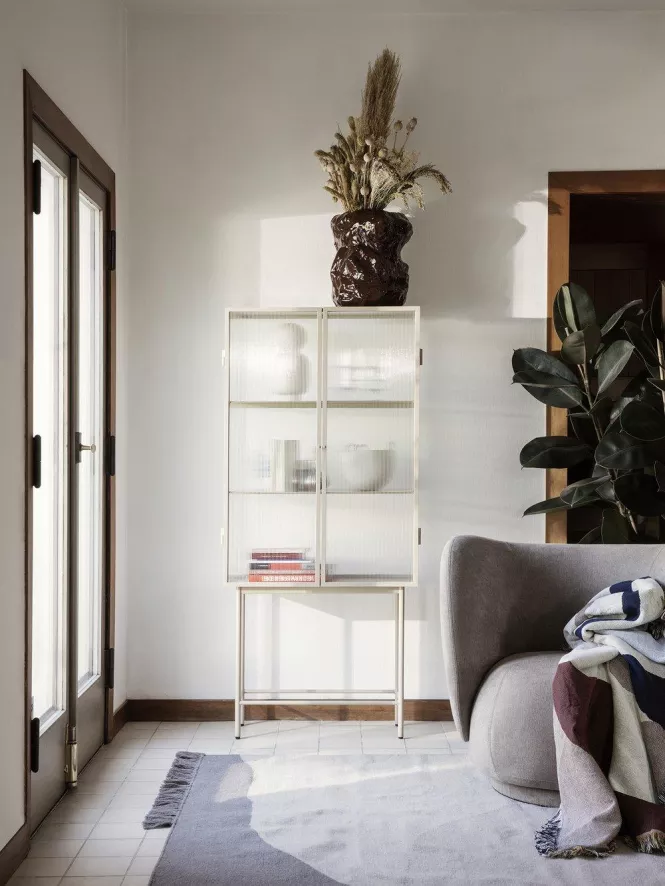 Ferm Living Haze Vitrinekast Reeded Glas Zwart 18 Ferm Living Haze Vitrinekast Reeded Glas Zwart - Afbeelding 18