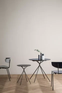 Ferm Living Herman Stoel Zwart Onderstel Dark Stained Oak -Ferm Living x886x886 ferm living herman stoel eiken sfeer 9.jpg.pagespeed.ic . 5kddGkIYB