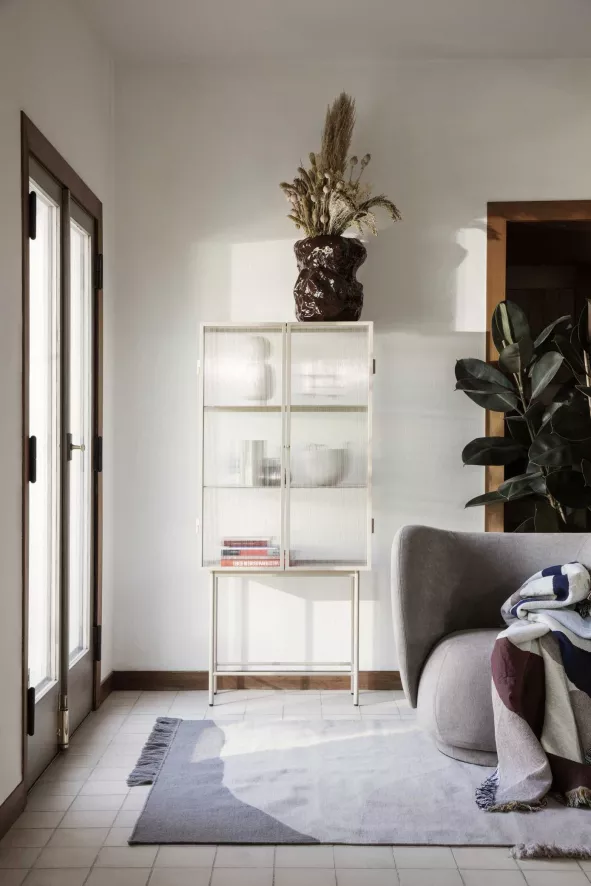 Ferm Living Haze Vitrinekast Reeded Glas Zwart 10 Ferm Living Haze Vitrinekast Reeded Glas Zwart - Afbeelding 10