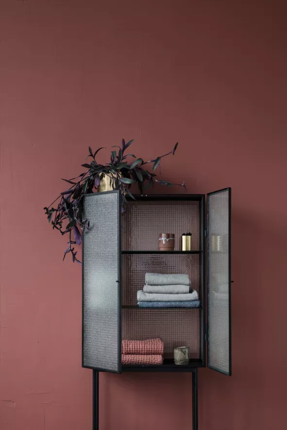 Ferm Living Haze Vitrinekast Reeded Glas Zwart 4 Ferm Living Haze Vitrinekast Reeded Glas Zwart - Afbeelding 4