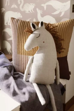 Ferm Living Safari Horse Knuffel Naturel -Ferm Living x886x886 ferm living safari horse kussen2.jpg.pagespeed.ic .DHZLUhxcK6