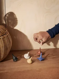 Ferm Living Spin Tops Tol Speelgoed Set Van 5 Multi -Ferm Living x886x886 ferm living spin tops tol speelgoed set van 5 multi1.jpg.pagespeed.ic .gZlJzQgxHo