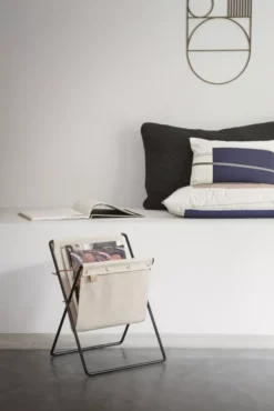 Ferm Living Herman Tijdschriftenrek -Ferm Living x886x886 fermliving herman tijdschriftenrek colour block kussen sfeer1.jpg.pagespeed.ic .shd4Yh5Vdc